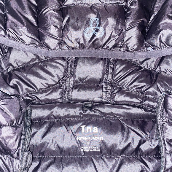 🖤 Aritzia TNA Mini Puffer Jacket - Picture 7 of 14